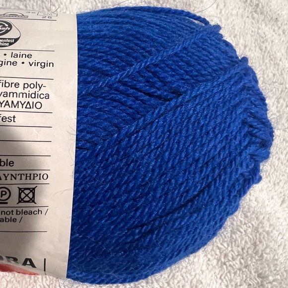 Favora Swilan Yarn-60% Virgin Wool-40% Polyamide 1.75 Oz/ Blue. - Picture 4 of 4